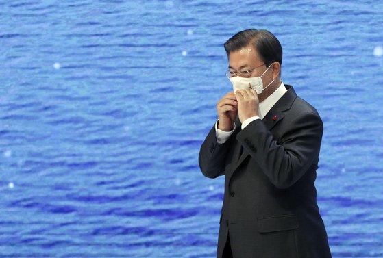 지난 8일 서울 강남구 코엑스 아티움에서 열린 '제57회 무역의 날 기념식'에서 축사를 마친 뒤 내려오는 문재인 대통령. 김성룡 기자