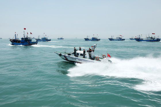 최근 무기 사용 문턱을 낮춘 해 경법 초안이 발표된 중국 해경 고속정이 어선을 순찰하고 있다. [신화=연합뉴스]