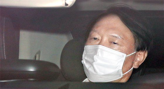 [서울=뉴시스] 이윤청 기자 = 윤석열 검찰총장에 대한 징계 여부를 논의하는 법무부 검사징계위원회가 열리는 10일 윤석열 검찰총장이 서울 서초구 대검찰청으로 출근하고 있다. 윤 총장은 이날 징계위에 참석하지 않기로 했다. 2020.12.10. radiohead@newsis.com