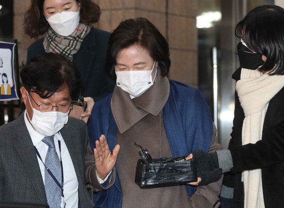 추미애 법무부 장관이 10일 오후 퇴근을 하기 위해 과천 법무부 청사를 나서며 기자들의 질문을 받고 있다, 2020.12.10 김상선