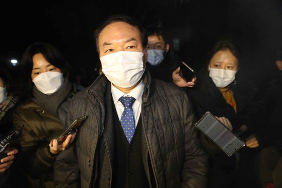 윤석열 검찰총장에 대한 검사징계위원회 위원장 직무대리를 맡은 정한중 한국외국어대학교 법학전문대학원 교수가 10일 밤 징계위를 마친 뒤 과천 법무부 청사를 떠나고 있다. 김상선 기자