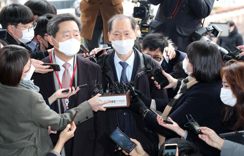 윤석열 총장의 법율대리인 이완규 변호사가 10일 경기 과천 법무부 청사에서 열린 윤석열 검찰총장 검사징계위원회에 참석하고 있다.김상선 기자