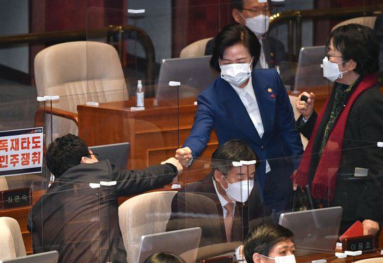 [서울=뉴시스] 김진아 기자 = 추미애 법무부 장관이 10일 오후 서울 여의도 국회에서 열린 본회의에서 고위공직자범죄수사처(공수처) 설치 및 운영에 관한 일부개정법률안이 통과된 후 퇴장하며 이상직 무소속 의원과 인사하고 있다. (공동취재사진) 2020.12.10. photo@newsis.com