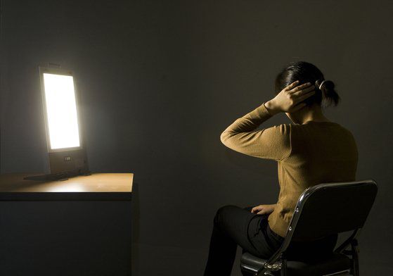 환자에게 빛을 비추는 광(光) 치료 요법. [중앙포토]