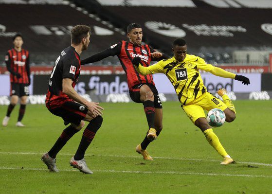 프랑크푸르트와 경기 도중 슈팅하는 도르트문트 축구 신성 무코코(오른쪽). [AP=연합뉴스]