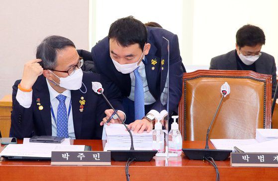 지난 9일 국회 법제사법위원회에서 예정된 전체회의가 30여분 지연되고 있는 가운데 더불어민주당 박주민(왼쪽) 의원과 김용민 의원이 대화하고 있다. 연합뉴스