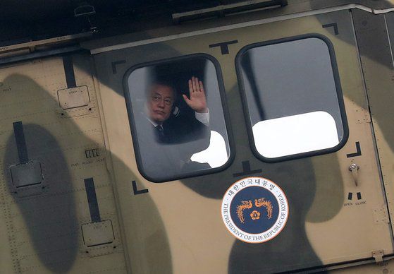 문재인 대통령이 지난해 10월 대구 공군기지에서 열린 제71주년 국군의 날 기념식장에 마린온의 원형인 수리온 헬기를 타고 도착하고 있다. [청와대사진기자단]