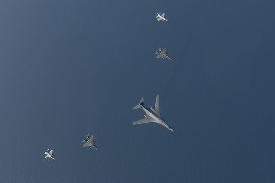 2017년 3월 21일 미국 공군의 장거리폭격기인 B-1B가 한국 공군의 전투기인 F-15K, KF-16의 호위를 받으며 날고 있다. [미 공군]