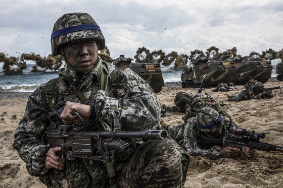 해병대원들이 해안에 상륙하는 장면. 미래 해병대는 해상과 공중에서 동시 상륙작전을 펼치게 된다.[사진 해병대]