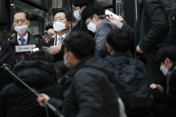 (과천=뉴스1) 조태형 기자 = 10일 오후 경기도 과천시 정부과천청사 법무부 청사에서 윤석열 검찰총장 측 법률대리인 이완규(왼쪽), 이석웅 변호사가 윤석열 검찰총장에 대한 검사징계위원회를 마치고 취재진의 질문에 답변하고 있다. 2020.12.10/뉴스1