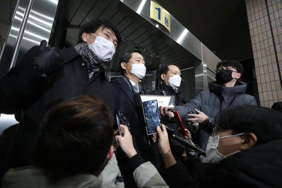 윤석열 검찰총장 측 특별변호인 손경식(왼쪽부터), 이석웅, 이완규 변호사가 15일 정부과천청사 법무부에서 열린 윤 총장에 대한 검사징계위원회 2차 심의를 마친 후 취재진 질문에 답하고 있다. 뉴스1