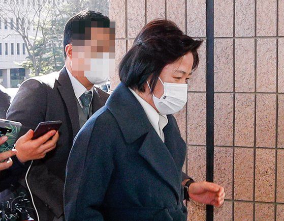 윤석열 검찰총장에 대한 검사징계위원회 2차 심의가 열린 15일 오후 추미애 법무부 장관이 정부과천청사 법무부로 들어서고 있다. 연합뉴스