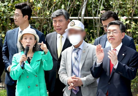 북한으로 끌려가 강제노역을 한 뒤 탈북한 국군포로 한모씨(앞줄 가운데)와 변호인단이 7월 7일 서울중앙지방법원 앞에서 기자회견을 하고 있다. 앞줄 왼쪽은 박선영(전 국회의원) 물망초 국군포로 송환위원회 이사장. [뉴스1]