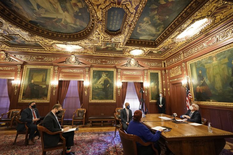 위스콘신 주지사 토니 에버스(오른쪽)가 의사당에서 선거인단이 투표를 하는 동안 천장에 새겨진 글을 올려다보고 있다. "국민의 뜻이 나라의 법이다"라고 되어 있다. AP=연합뉴스