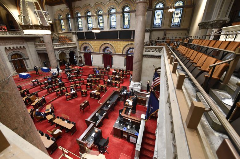 뉴욕 주지사 앤드류 쿠오모가 14일 투표를 앞두고 주도 알바니의 주 의사당에서 선거인단에게 연설하고 있다. AP=연합뉴스