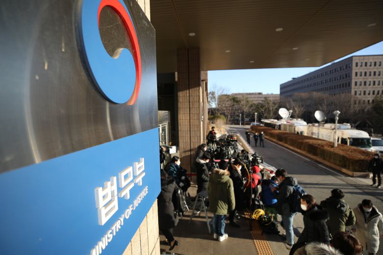 (과천=뉴스1) 안은나 기자 = 윤석열 검찰총장에 대한 검사징계위원회 2차 심의가 열리는 15일 오전 정부과천청사 앞이 취재진 등으로 붐비고 있다. 2020.12.15/뉴스1