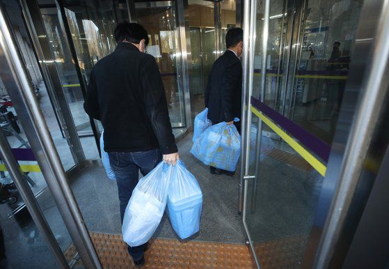 [과천=뉴시스]고승민 기자 = 윤석열 검찰총장에 대한 검사징계위원회 2차 심의가 열린 15일 점심시간 정부과천청사 법무부로 도시락이 들어가고 있다. (사진=공동취재사진) 2020.12.15. photo@newsis.com