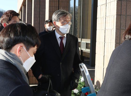 (과천=뉴스1) 안은나 기자 = 윤석열 검찰총장에 대한 검사 징계위원회 2차 심의가 예정된 15일 한동수 대검찰청 감찰부장이 경기 과천 정부과천청사 법무부로 들어서고 있다. 2020.12.15/뉴스1