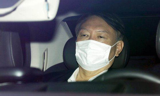 정직 2개월 징계가 의결된 이후 서울 서초구 대검찰청으로 출근하는 윤석열 검찰총장. 윤 총장 측은 16일 입장문을 통해 "위법한 절차와 실체없는 사유를 내세운 불법 부당한 조치"라며 "헌법과 법률에 정해진 절차에 따라 잘못을 바로잡을 것"이라고 말했다. 뉴시스