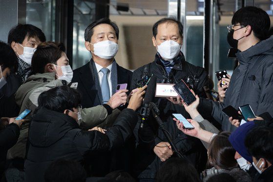 윤석열 검찰총장 측 이석웅(왼쪽)·이완규 변호사가 15일 정부과천청사 법무부에서 열린 검사징계위원회 2차 심의를 마친 후 건물을 나서며 취재진 질문에 답하고 있다. [연합뉴스]