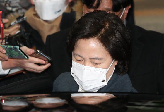 추미애 법무부 장관이 윤석열 검찰총장에 대한 검사 징계위원회가 열린 15일 오후 과천정부청사 법무부를 나서고 있다. 우상조 기자