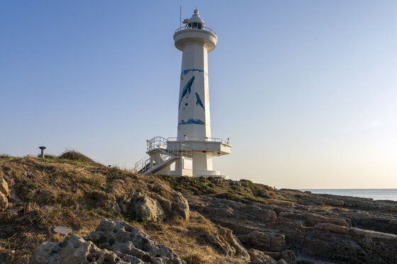 방어진항에서 방파제로 이어져 있는 슬도. 구멍이 뻥뻥 뚫린 바위가 많아 '파도가 칠 때 거문고 소리가 난다'고 하여 '슬도'라는 이름이 붙었다.