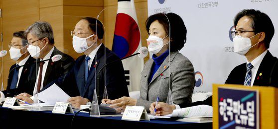 홍남기 부총리 겸 기획재정부 장관(가운데)이 17일 오후 서울 종로구 세종로 정부서울청사에서 열린 `2021년 경제정책방향` 합동 브리핑에서 발언하고 있다. 왼쪽부터 은성수 금융위원장, 이재갑 고용노동부 장관, 홍남기 부총리, 박영선 중소벤처기업부 장관, 박진규 산업통상자원부 차관. 뉴스1