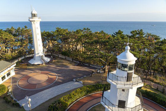 울산 대왕암공원 울기등대(오른쪽). 일본이 해상권 장악으 목적으로 1906년 세웠다. 주변 소나무가 시야를 막자 1987년 새 등대(왼쪽)를 올렸다.