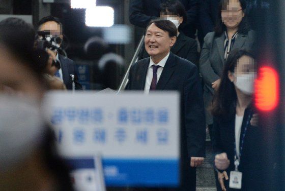 윤석열 검찰총장이 지난 10월 29일 오후 대전지검에서 열린 일선 검사들과 간담회를 마친 뒤 1층 로비서 직원들과 기념촬영하며 웃고 있다. [프리랜서 김성태]