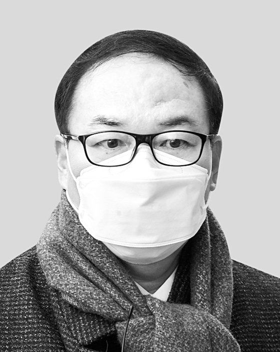 윤석열 검찰총장에 대한 법무부 검사징계위원회 2차 기일이 열린 15일 오전 정한중 징계위원장 직무대리가 경기 과천시 법무부 청사에 들어서며 취재진의 질문에 답하고 있다. 우상조 기자