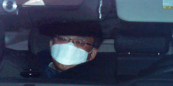 윤석열 검찰총장이 2개월 정직 징계를 받음에 따라 총장 대행 업무를 맡게된 조남관 대검찰청 차장검사가 17일 오전 서울 서초구 대검찰청으로 출근하고 있다. 뉴스1