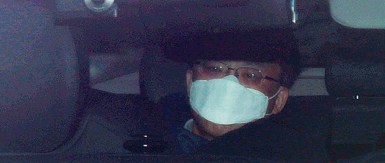 윤석열 검찰총장이 2개월 정직 징계를 받음에 따라 총장 대행 업무를 맡게된 조남관 대검찰청 차장검사가 17일 오전 서울 서초구 대검찰청으로 출근하고 있다. 뉴스1