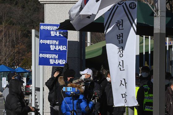 윤석열 검찰총장 징계위원회 2차 심의가 열리는 15일 오전 경기 과천시 정부과천청사에 앞에서 추미애 장관을 응원하는 시민들과 비판하는 시민들이 서로 대치하고 있다. 우상조 기자