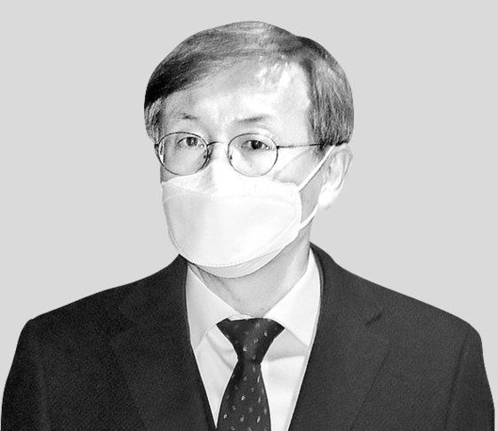 윤석열 검찰총장 검사징계위원회 2차 심의에 증인으로 출석한 한동수 대검 감찰부장이 15일 오후 심문을 마친 뒤 과천 법무부 청사를 나서고 있다. 연합뉴스