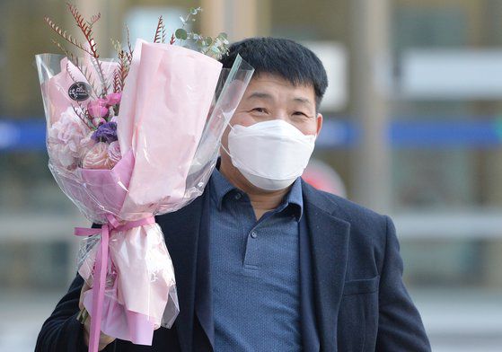 17일 오후 경기도 수원시 영통구 수원지방법원에서 열린 이춘재 연쇄살인 8차 사건 재심 선고공판에서 재심 청구인 윤성여 씨가 무죄를 선고받고 웃어보이고 있다. 뉴스1