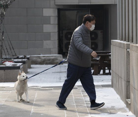 윤석열 검찰총장이 18일 오전 서울 서초구 자택에서 애완견과 산책을 하고 있다. 임현동 기자