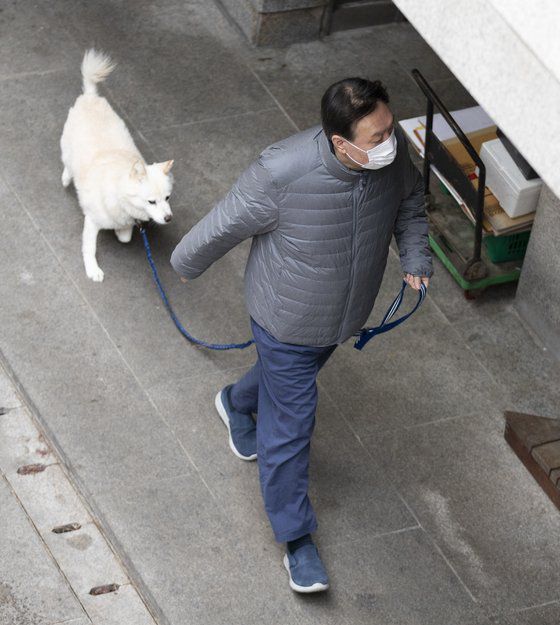 윤석열 검찰총장이 18일 오전 서울 서초구 자택에서 애완견과 산책을 하고 있다. 임현동 기자