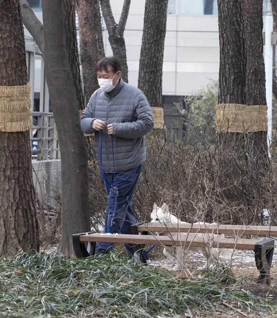 윤석열 검찰총장이 18일 오전 서울 서초구 자택에서 애완견과 산책을 하고 있다. 임현동 기자