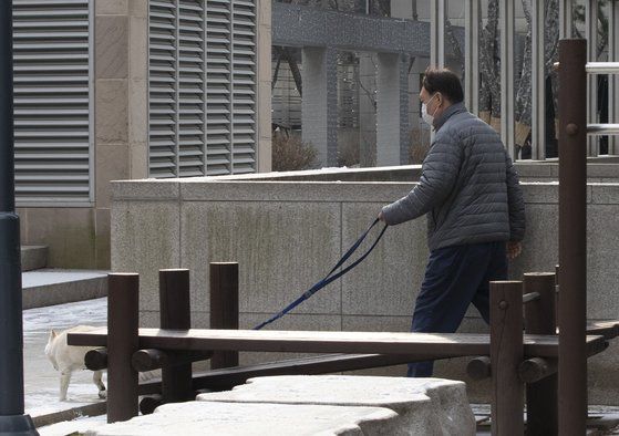 윤석열 검찰총장이 18일 오전 서울 서초구 자택에서 애완견과 산책을 하고 있다. 임현동 기자