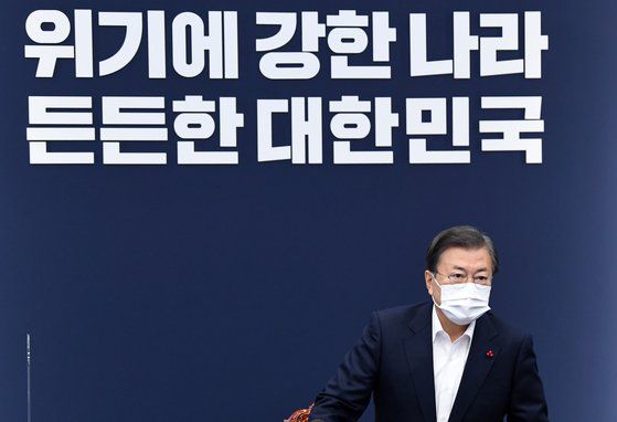 문재인 대통령이 14일 청와대 수석·보좌관회의에서 자리에 앉고 있다. 청와대사진기자단