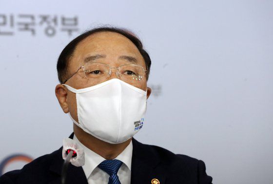 홍남기 부총리 겸 기획재정부 장관이 17일 정부서울청사에서 열린 '2021년 경제정책방향' 합동 브리핑에서 발언하고 있다. 연합뉴스