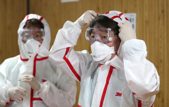 국민의당 안철수 대표가 3월 2일 오전 대구시 중구 계명대학교 대구동산병원 보호구 착의실에서 신종코로나바이러스 감염증(코로나19) 확진자 관련 진료 봉사를 위해 보호구를 착용하고 있다. 연합뉴스