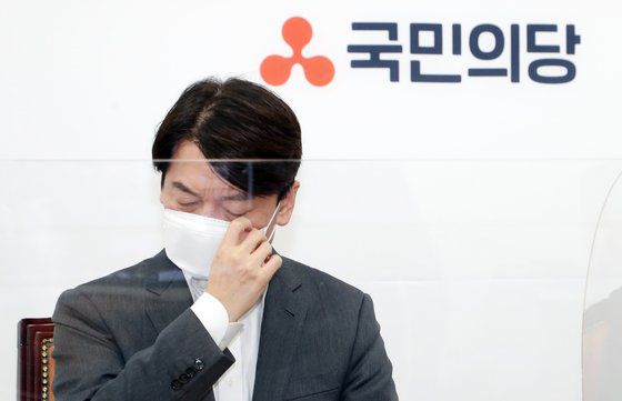 안철수 국민의당 대표가 24일 국회에서 화상으로 열린 '저출생 사회 해결을 위한 정책 간담회'에 참석해 마스크를 만지고 있다. 오종택 기자