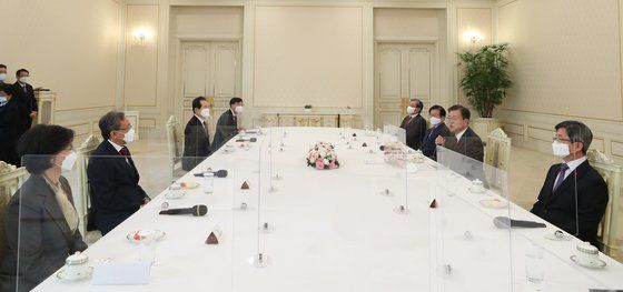 문재인 대통령이 22일 오전 청와대에서 열린 '5부요인 초청 간담회'에서 발언하고 있다. 왼쪽부터 노정희 선관위원장, 유남석 헌법재판소장, 정세균 총리, 김상조 정책실장, 노영민 비서실장, 박병석 국회의장, 문 대통령, 김명수 대법원장. [연합뉴스]