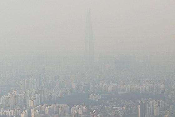 미세먼지가 나쁨 수준을 보인 22일 오후 경기도 광주 남한산성에서 바라본 서울 송파와 위례 일대가 연무와 미세먼지로 인해 뿌옇게 보이고 있다. 장진영 기자