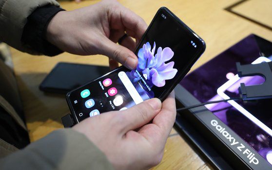 삼성이 올 2월 발표했던 폴더블폰 '갤럭시Z플립'. [사진 삼성전자]