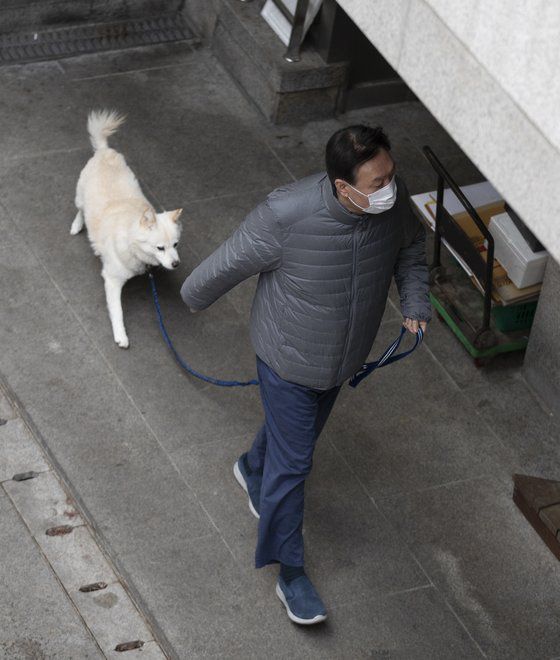 윤석열 검찰총장이 18일 오전 서울 서초구 자택에서 애완견과 산책을 하고 있다. 임현동 기자