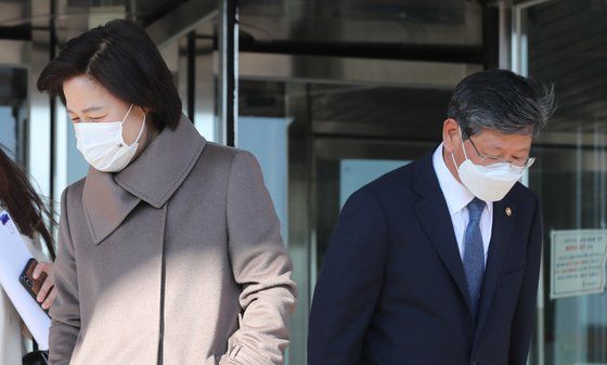 추미애 법무부 장관과 이용구 신임 법무부 차관이 3일 점심때 정부과천청사 법무부 건물에서 나와 각자 차량으로 이동하고 있다.연합뉴스