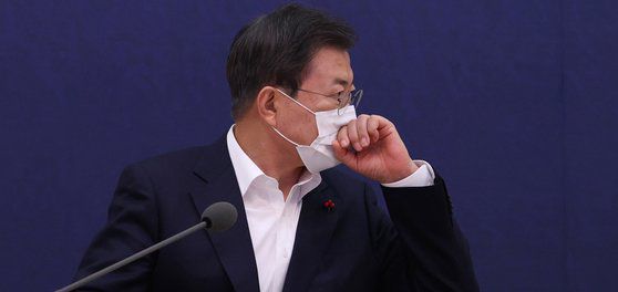 문재인 대통령의 지지율은 추미애 법무부 장관과 윤석열 검찰총장의 갈등이 벌어질 때마다 하락 추세를 보였다. 사진은 문 대통령이 21일 오후 청와대에서 열린 '제3차 국가과학기술자문회의' 전원회의에 참석한 모습. 뉴시스