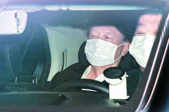 법원의 검찰총장 징계처분 효력 집행정지 신청 인용에 따라 업무에 복귀한 윤석열 검찰총장이 25일 낮 서울 서초구 대검찰청으로 출근하고 있다. 연합뉴스